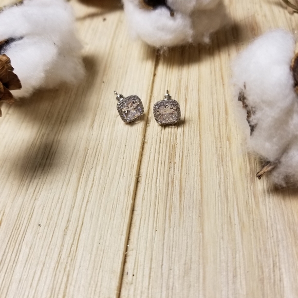 BREATHTAKING!! Clear color Halo Cut CZ stud earrings - Picture 6 of 11